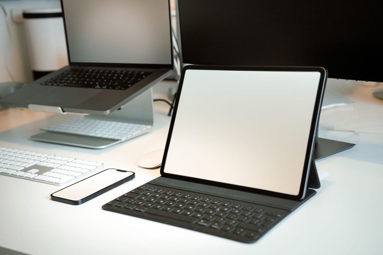 桌面上的 MacBook 与 iPad 妙控键盘组合(示意图)